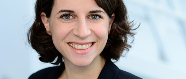 Person im Business-Outfit mit unscharfem Gesicht
