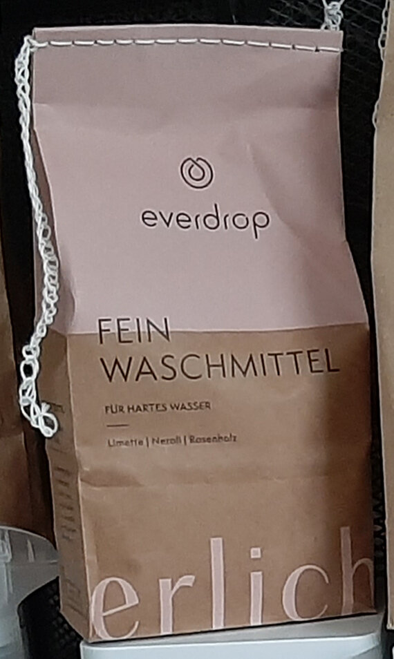 Braune everdrop-Tüte mit Feinwaschmittel