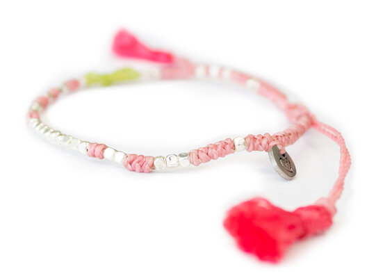 Rosa Makramee-Armband mit Perlen und Quaste