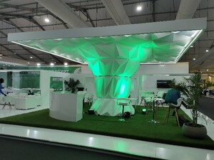 Link: Großansicht des Bildes - Bildinhalt: Messestand mit grün beleuchteter Skulptur
