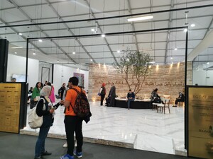Link: Großansicht des Bildes - Bildinhalt: Menschen im ägyptischen Messestand mit Baum