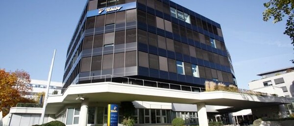 Modernes Bürogebäude mit dunkler Glasfassade