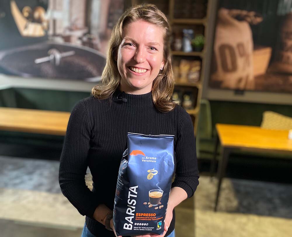 Anna Lina Schütt (CRE) mit der Kaffeeverpackung.