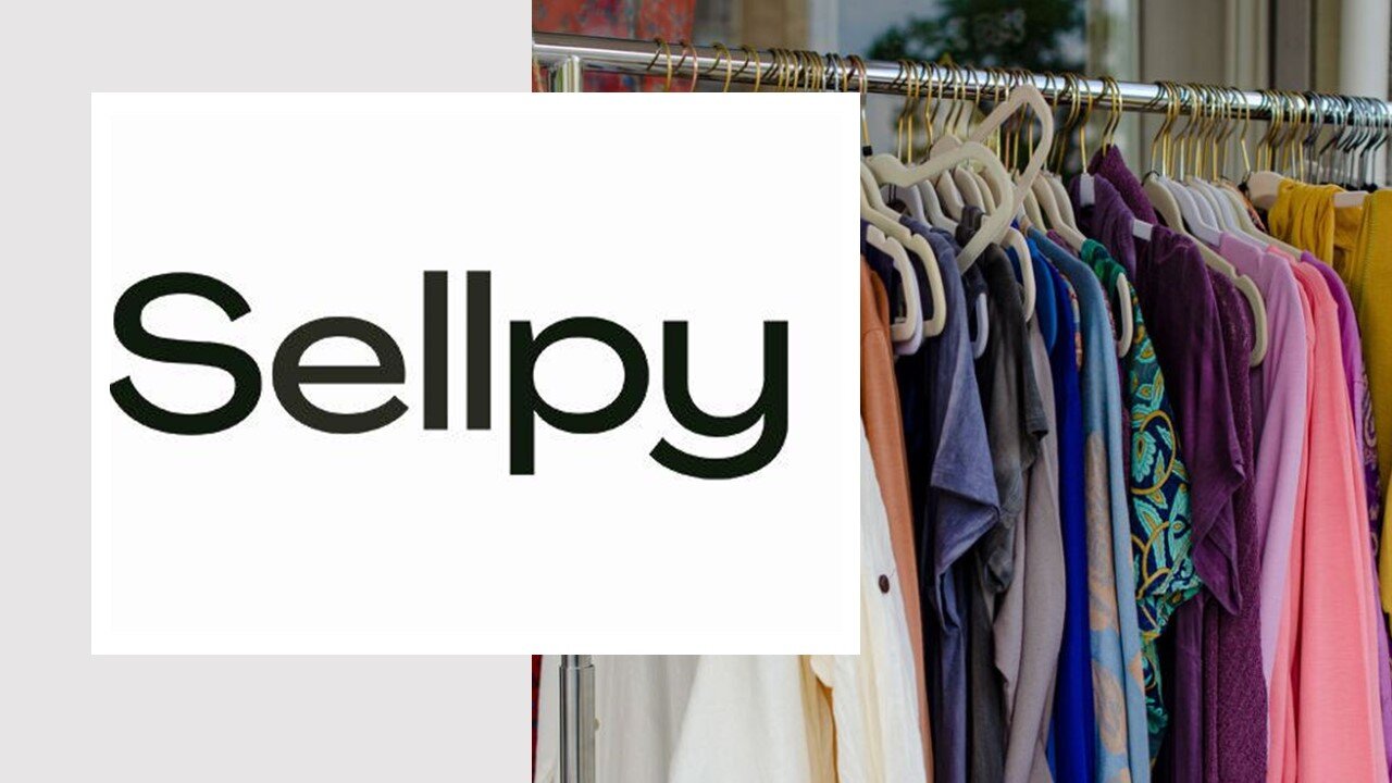 Sellpy-Logo vor bunter Kleiderstange