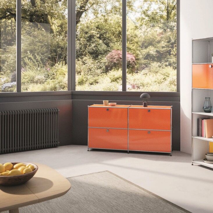 Helles Wohnzimmer mit orangefarbenen Regalen