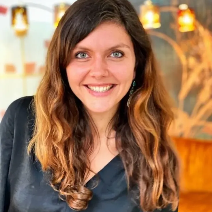Lächelnde Frau mit langen braunen Haaren