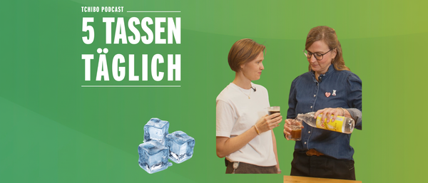 Two women making iced drinks, “5 Tassen täglich” text