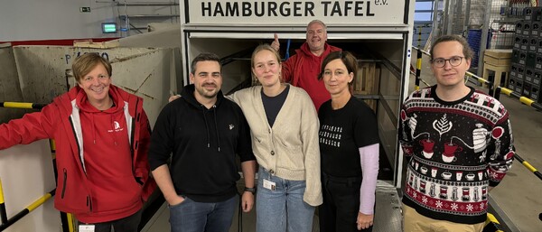 Group posing at Hamburger Tafel facility