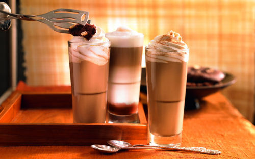 Je nach Saison variieren wir auch unsere Kaffeespezialitäten: im Winter schmeckt ein Latte Macchiato mit Nuss-Sirup und Zimt besonders gut.